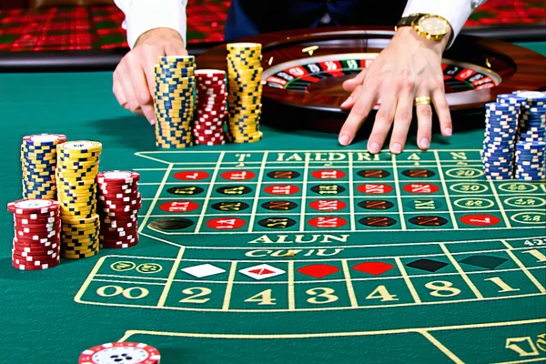Trò chơi casino trực tiếp tại GEMWIN với người chia bài thật và bàn chơi sang trọng
